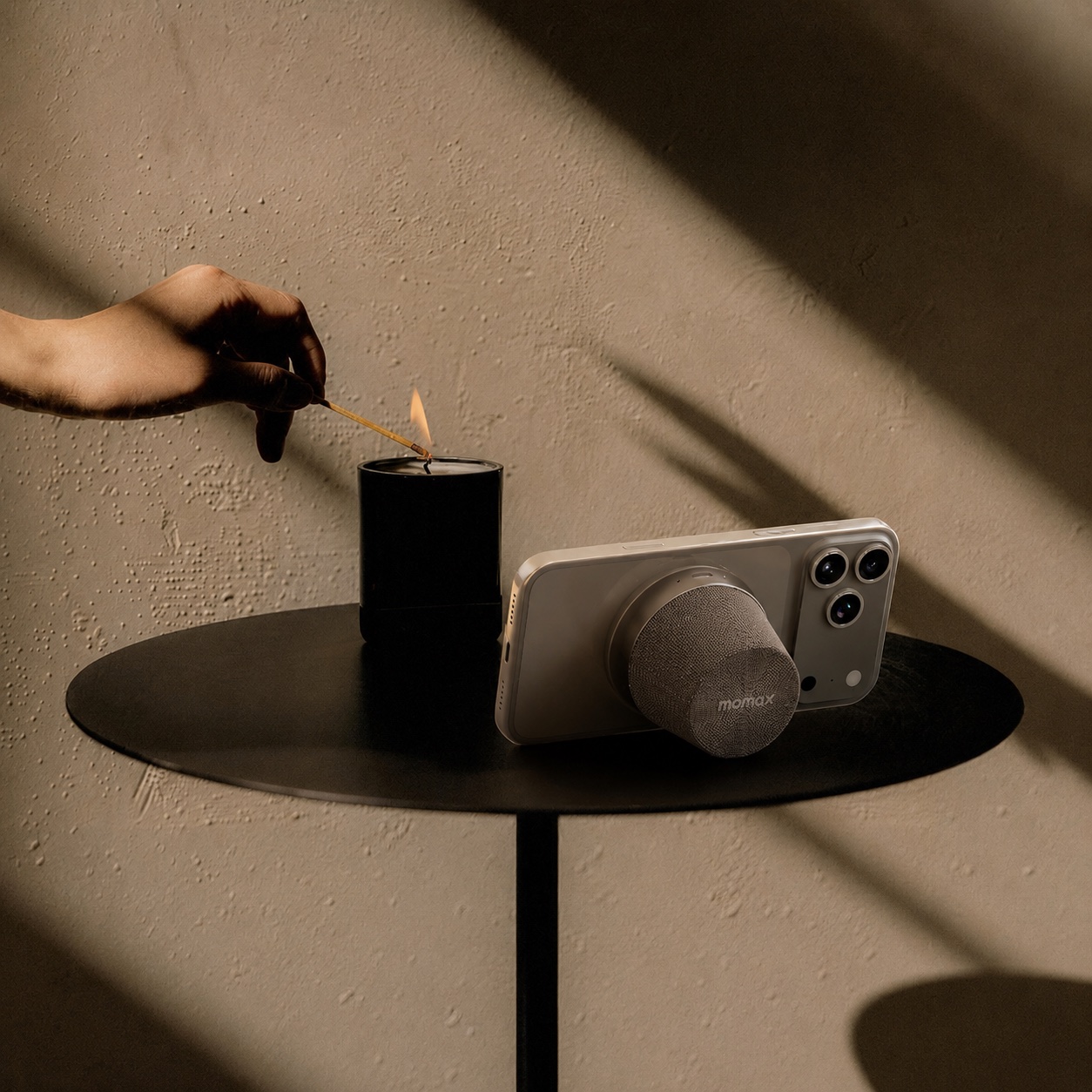 LCMD Capsule Speaker em cena lifestyle com luz quente e atmosfera quiet luxury.